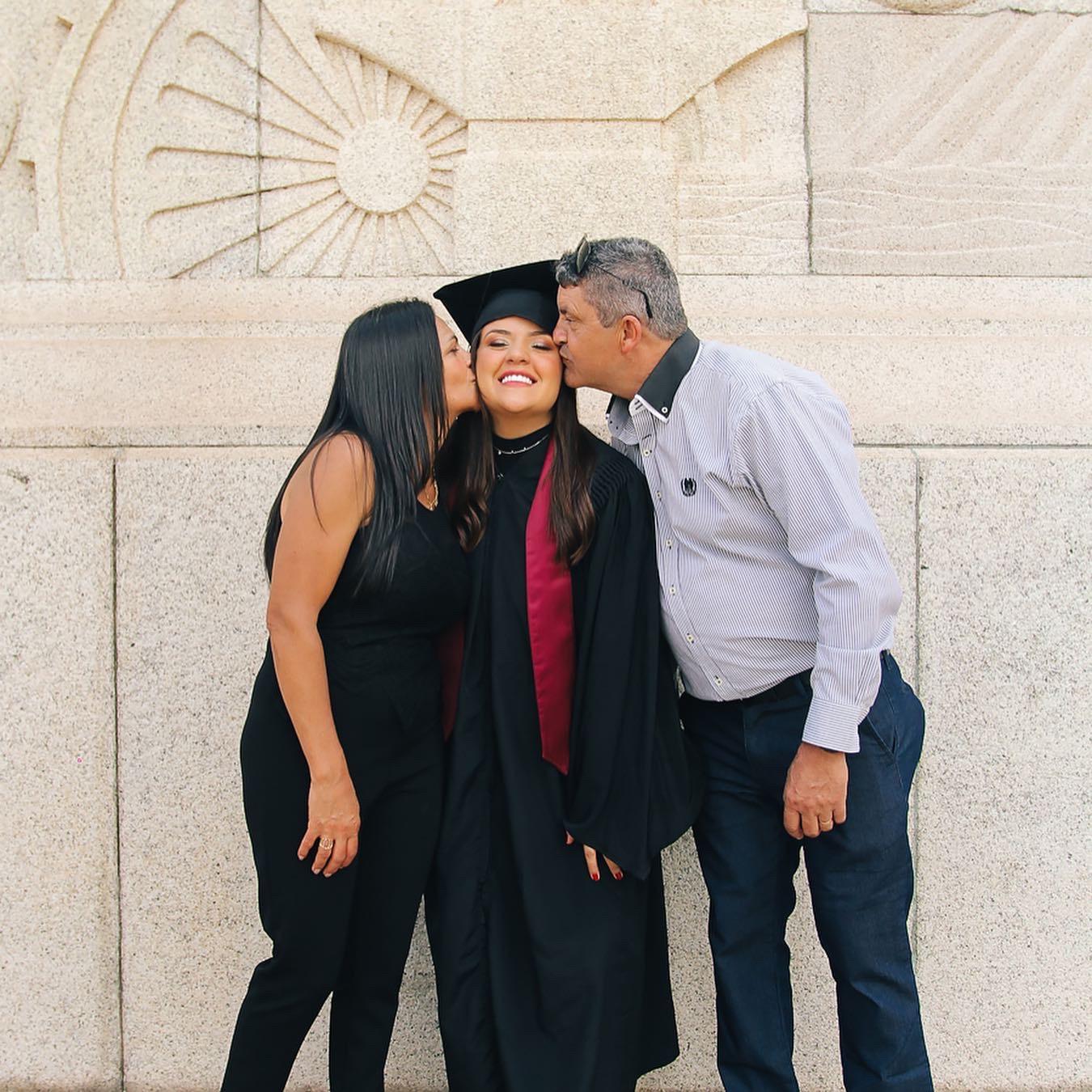 Dra. Julha em sua formatura ao lado da família