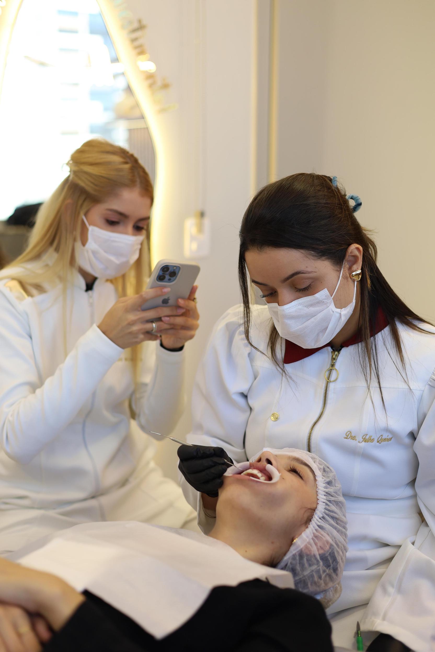 Dra. Julha ensinando seu método para dentistas
